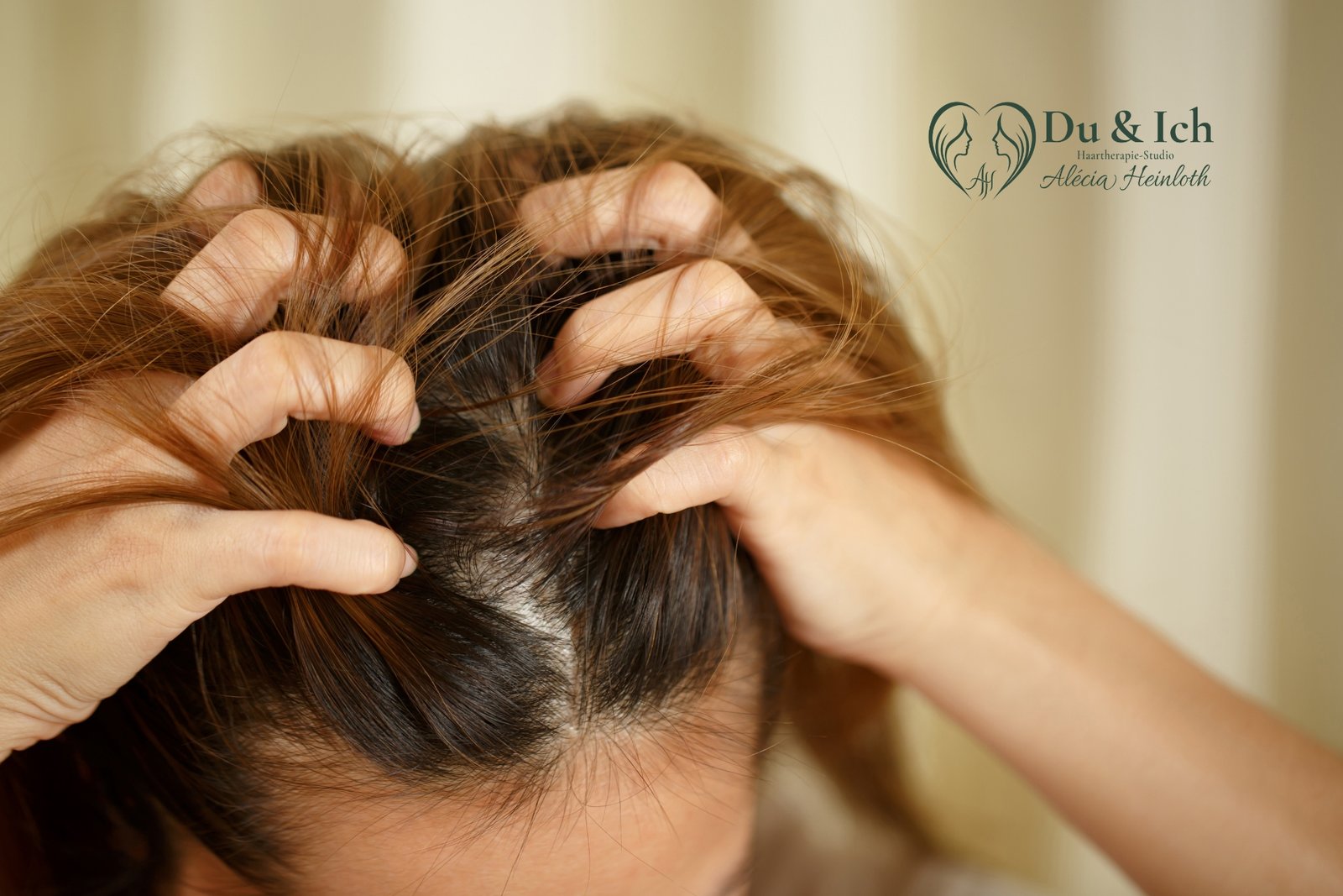 Fotografie - Frau mit juckender und empfindlicher Kopfhaut - Juckende Kopfhaut - Haartherapie-studio in Nürnberg - Du & Ich (3)