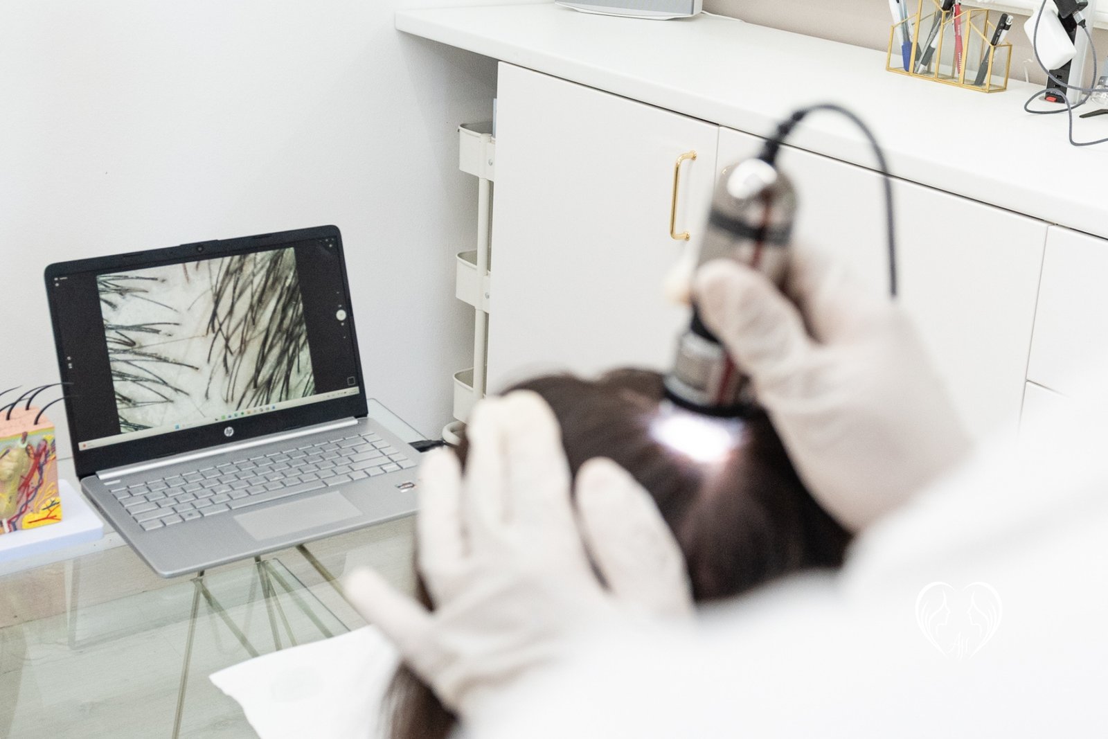 Head Spa in Nürnberg - Du & Ich Haartherapie-Studio Alécia Heinloth betrachtet die Kopfhaut einer Kundin mit einer Spezialkamera