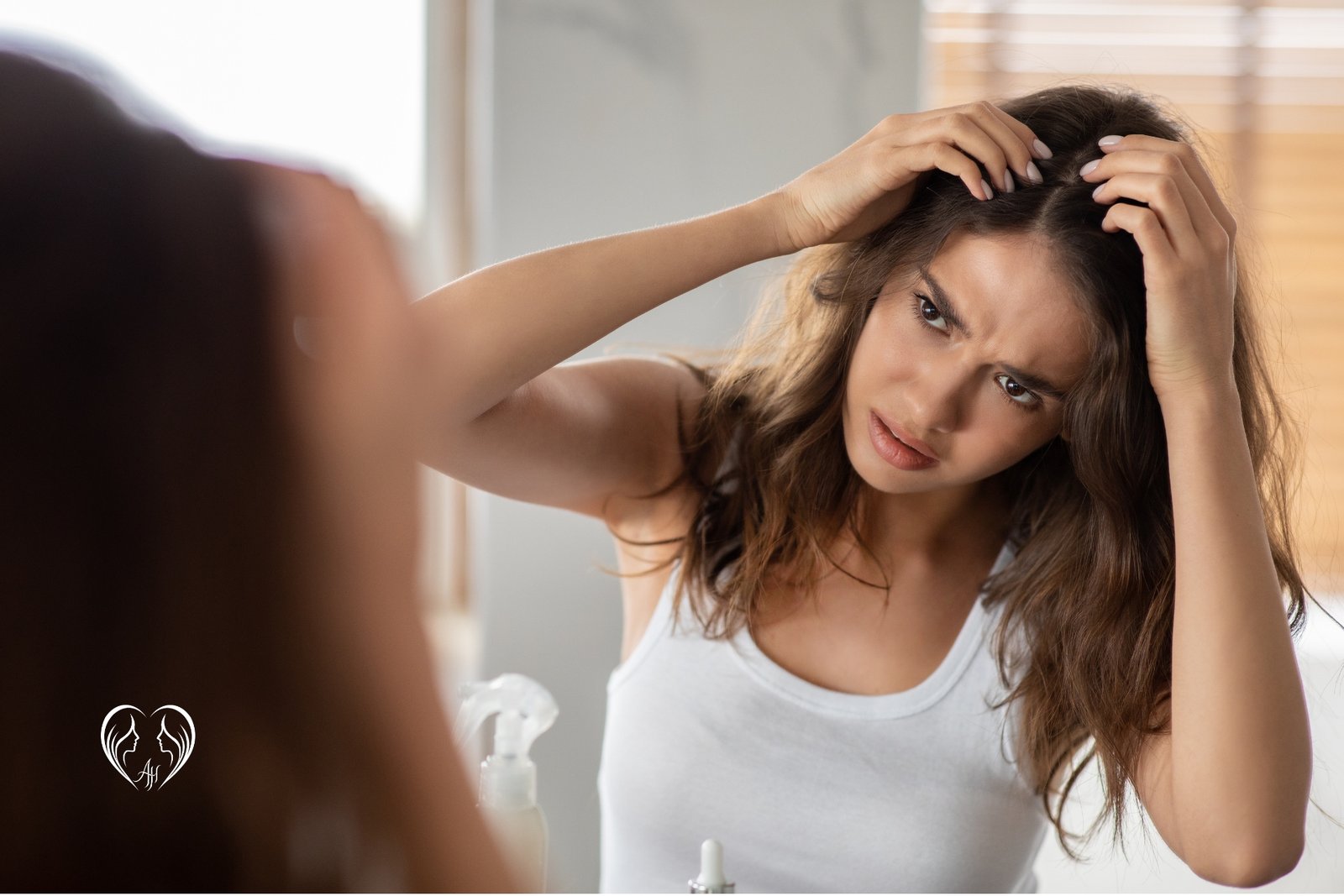 Head Spa in Nürnberg - Du & Ich Haartherapie-Studio (2) Frau betrachtet ihr offenes Haar im Badezimmerspiegel - Head Spa in Nürnberg - Du & Ich Haartherapie-Studio (2)